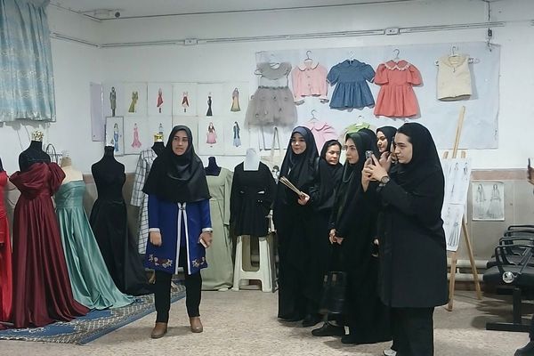 نمایشگاه دست‌سازه‌های خلاق در هنرستان تقوی‌پیشگان بهارستان۲