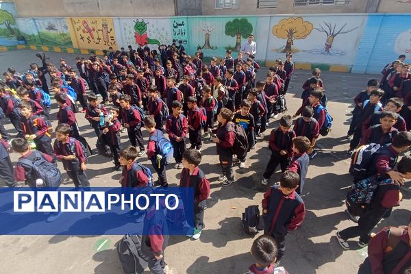 اجرای سرود ای‌ایران در برنامه صبحگاهی دبستان سعدی