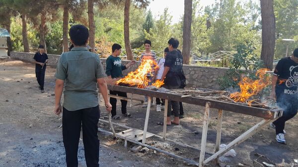 خودکفایی در آشپزی؛ دانش‌آموزان جوجه را از زغال تا سفره رساندند