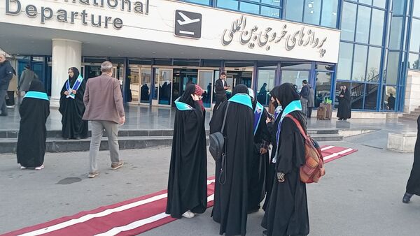 بدرقه دختران دانش آموز از ایستگاه پروازی مشهد به سوی سرزمین وحی