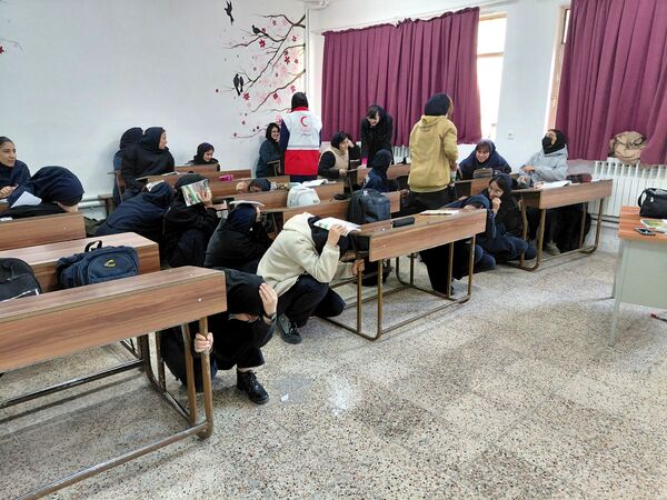 دوره‌های آموزشی مقابله با زلزله در دبیرستان علی افشارنژاد
