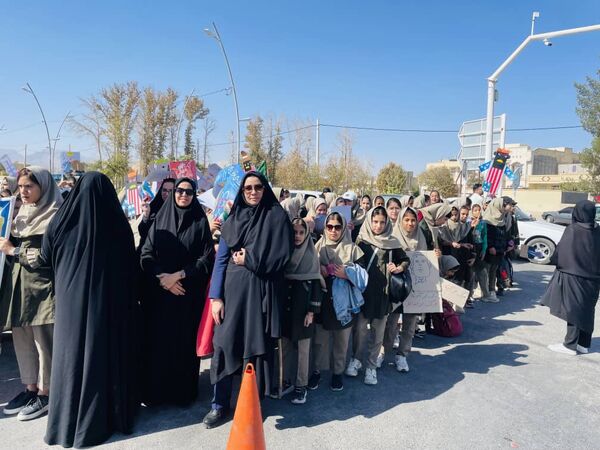 حضور پرشور دانش آموزان مدارس شهرستان خاتم در راهپیمایی ۱۳ آبان 