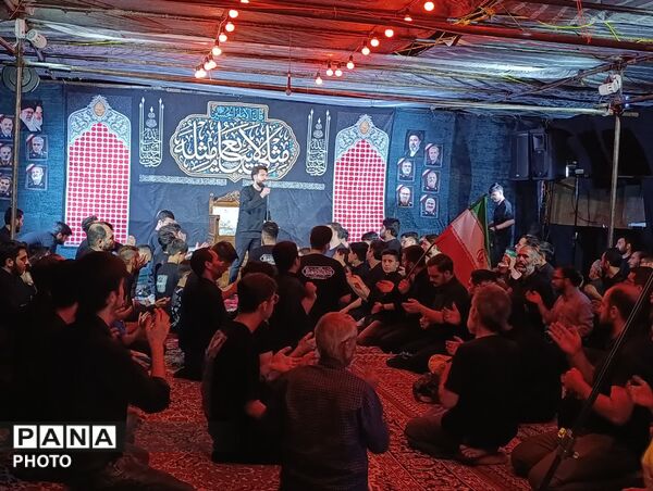 جلوه‌هایی از تجمع میدان امام خمینی(ره) قم در دومین شب محرم
