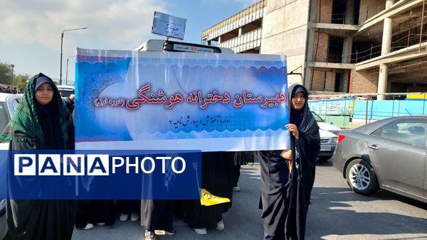 دانش‌آموزان پرچمداران استکبارستیزی در ۱۳ آبان