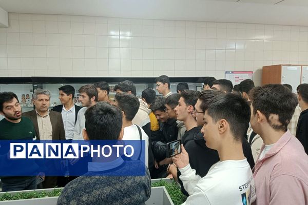 بازدید دانش‌آموزان دبیرستان شهدای علم‌ و فناوری بهارستان دو از دانشکده دندانپزشکی تهران 