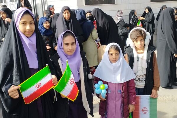 حضور با شکوه مردم زرقان در راهپیمایی 22 بهمن ماه