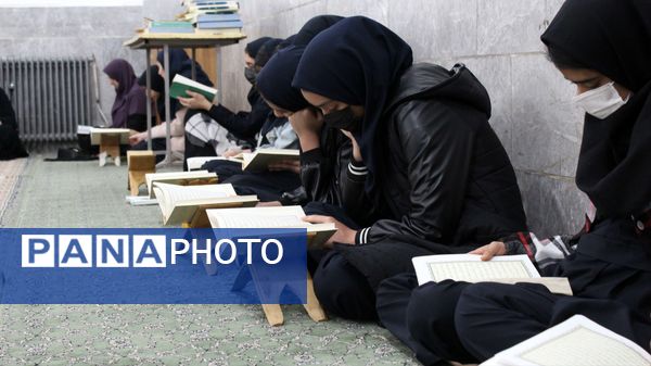 برگزاری جلسات انس با قرآن در دبیرستان دخترانه معلم 