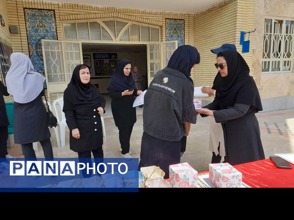 تجلیل از برگزیدگان دبیرستان ۱۵ خرداد 