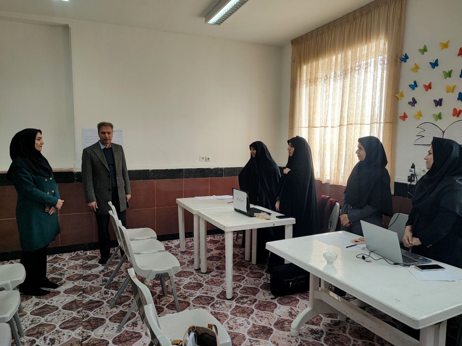 آثار دانش اموزان هنرمند کاشمر در کانون عاطفه 