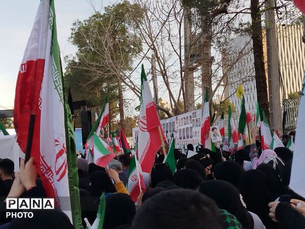 دانش آموزان کرمانی در سوگ «شهدای دبستان شجره طیبه میناب»