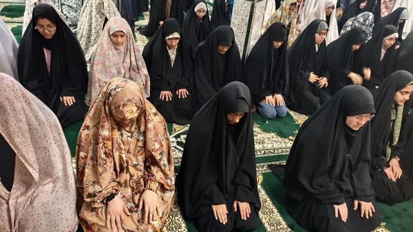 نوجوانان دختر در اعتکاف؛ لحظاتی سرشار از نماز و معنویت
