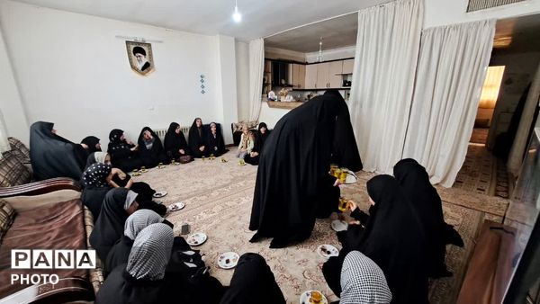 دیدار دانش‌آموزان شهر کهک با خانواده خلبان شهید «مجید دلیریان»