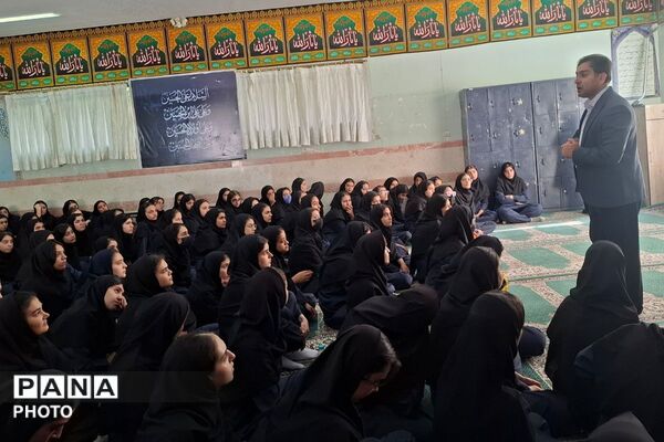 همایش برنامه ریزی درسی و مشاوره تحصیلی در دبیرستان بنت‌الهدی بهارستان دو