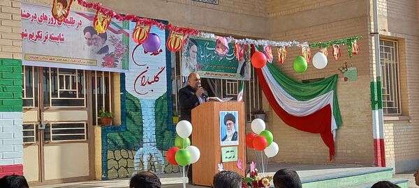 دانش‌آموزان هلیلانی به استقبال دهه مبارک فجر رفتند