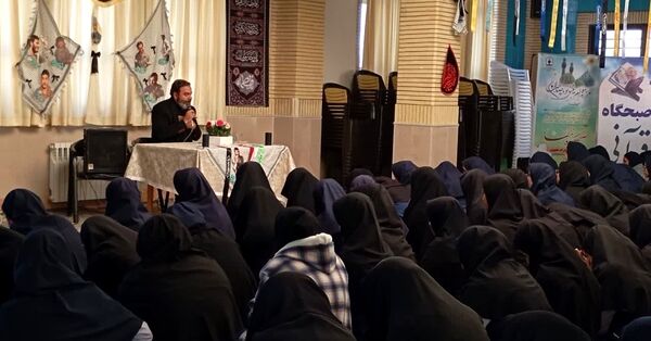 ایام فاطمیه و فضایی با نور و معنویت در دبیرستان نمونه محبوبی 