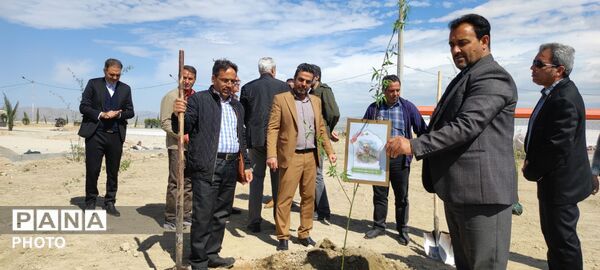 پویش کاشت نهال به یاد شهدای جنگ تحمیلی سوم در بوستان شهدای میناب شهرستان شیروان