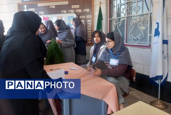 انتخابات شورای دانش آموزی دردبیرستان دوره اول ارمینه مصلی نژاد ناحیه ۶