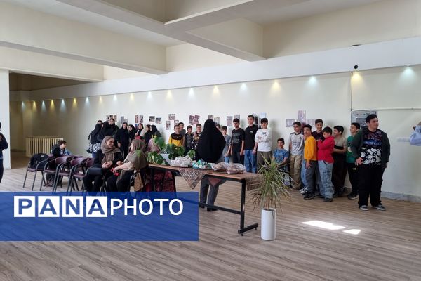 بازدید دانش‌آموزان از نمایشگاه هنرهای بومی و محلی در رشته عکاسی 