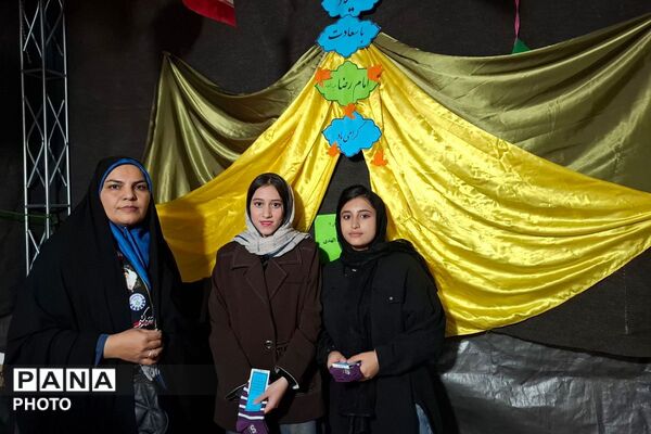 برپایی موکب «مدرسه رهبر شهید» در میدان هفت تیر نسیم‌شهر