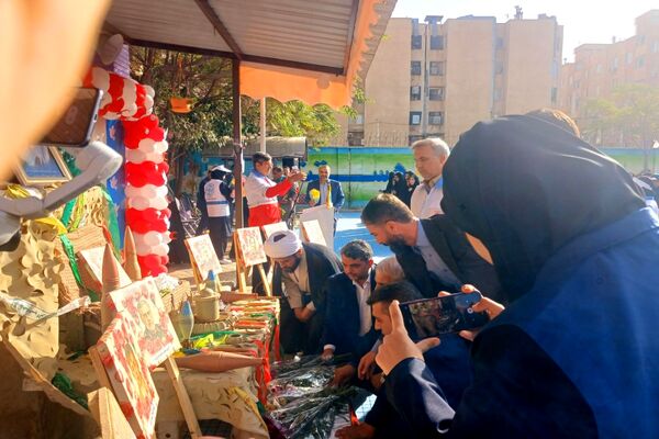 زنگ صلح  و دوستی در دومین روز از سال تحصیلی در مدرسه شاهد ائمه اطهار پاکدشت نواخته شد 