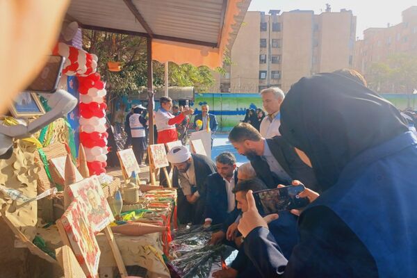زنگ صلح  و دوستی در دومین روز از سال تحصیلی در مدرسه شاهد ائمه اطهار پاکدشت نواخته شد 