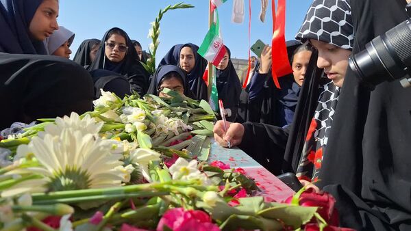 میزبانی دانش‌آموزان دختر بیرجندی از شهید گمنام 