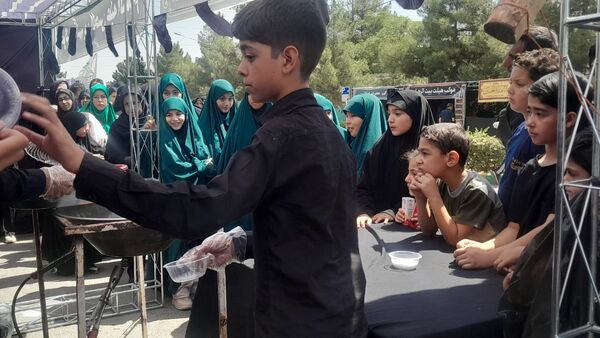 خادمی عاشقانه