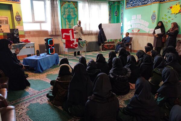 آیین پرچم‌گردانی به یاد امام حسین(ع) در مدارس فیروزکوه