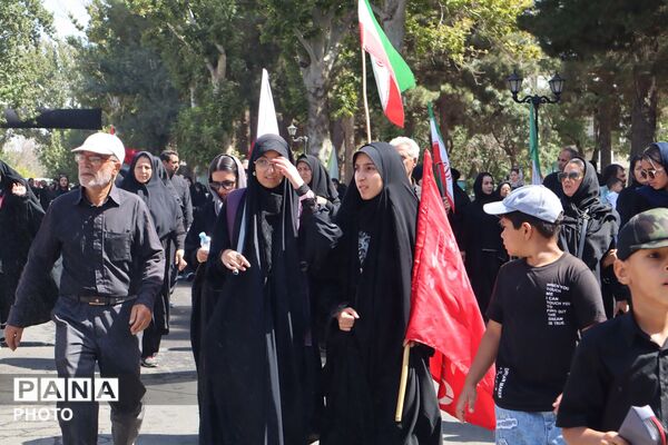 زائرانِ نرسیده به حریم؛ خروشِ اربعینی‌ها در قلبِ نیشابور