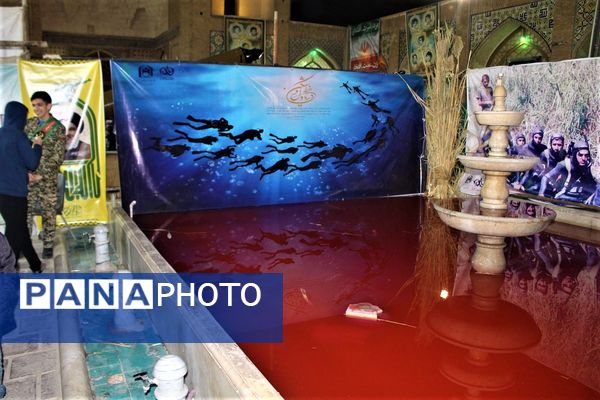 استقبال نوجوانان از غرفه‌های یادواره شهدای مسجد جامع قم