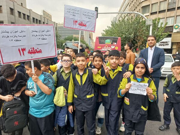 حضور مدیر آموزش و پرورش منطقه ۱۳ در راهپیمایی روز دانش‌آموز 