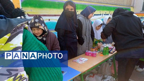 برپایی بازارچه درون مدرسه‌ای در دبستان ربابه هاشمیان یزدی شیروان