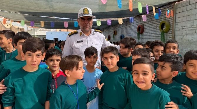تجلیل از حافظان امنیت در دبستان یاسین شهرستان میبد