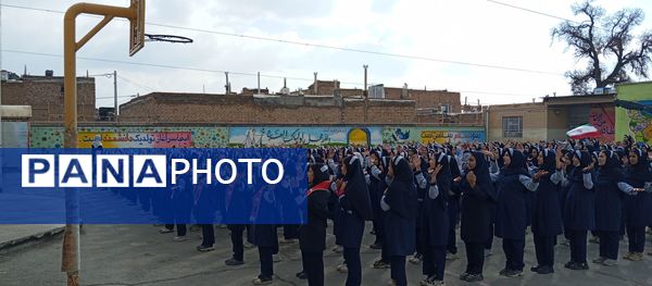  اجرای سرود همگانی (ایرانمون) توسط دانش آموزان مدرسه ناهید نخودی 