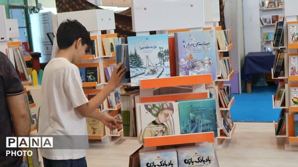 از قصه‌گویی تا رونمایی کتاب؛ نمایشگاهی به یاد کودکان میناب در خیابان حجاب 