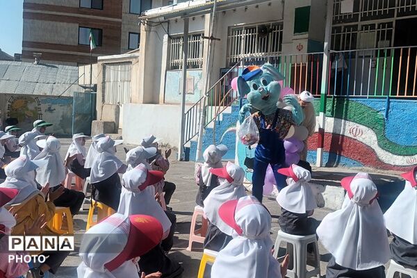 نمایش شاد کودکانه با حضور «عمو اخوان» در دبستان بنت‌الهدی فیروزکوه
