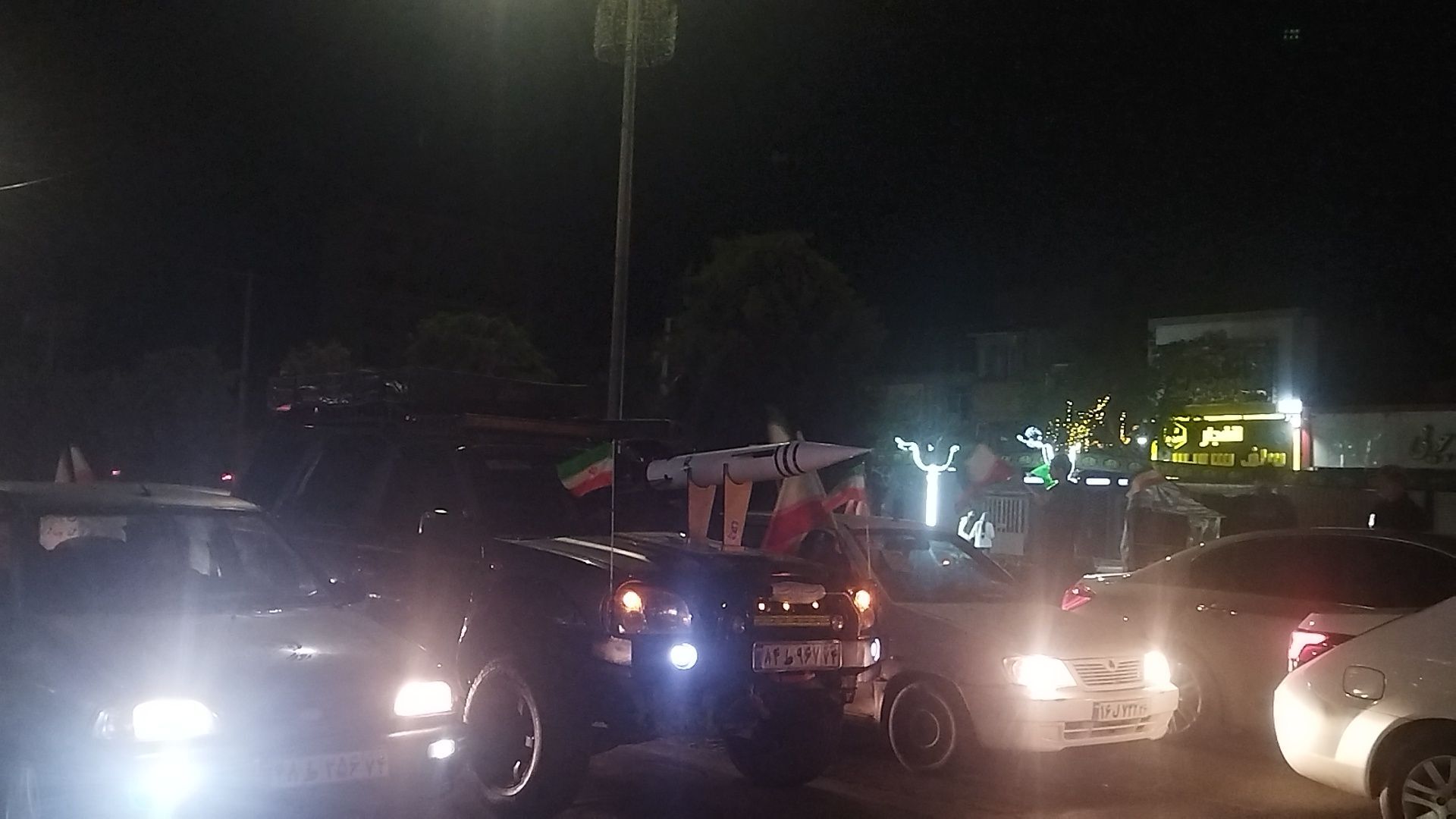 رژه ماشینی همچنان در بلوار فضل پایان ندارد 