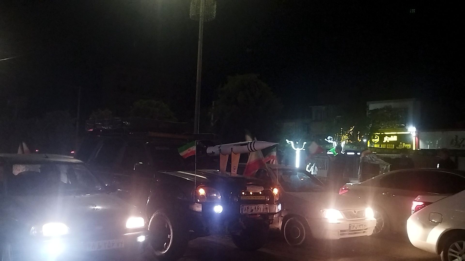 رژه ماشینی همچنان در بلوار فضل پایان ندارد 