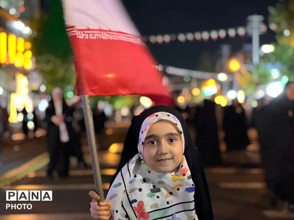 حضور کودکان انقلابی کرج در راهپیمایی‌های شبانه