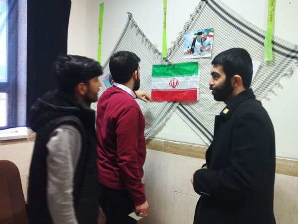 برپایی نمایشگاه مدرسه انقلاب در دبیرستان پروین اعتصامی حاجی‌آباد