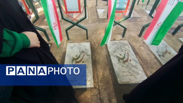 گرامیداشت یاد شهدا توسط دانش‌آموزان دبیرستان شهیده محبوبه دانش