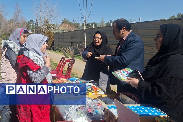 لذت نقاشی همگانی کنار دوستان در بوستان جنت شیراز 