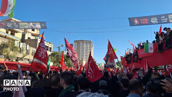مشهد، در آغوشِ حرم، با رهبر شهید وداع کرد