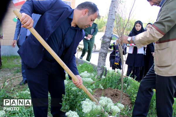 نهال کاری در فاروج به یاد دانش‌آموزان میناب 