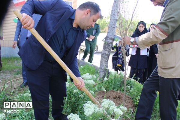 نهال کاری در فاروج به یاد دانش‌آموزان میناب 