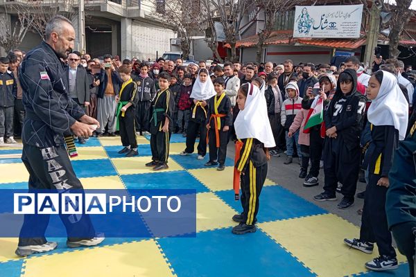 راهپیمایی یوم‌الله ۲۲بهمن با حضور گسترده مردم و نهادها در بانه