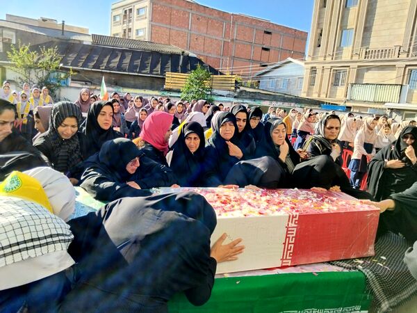 دبیرستان نجم میزبان پیکر یک شهید گمنام شد
