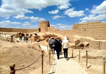 نارین قلعه میبد میزبان گردشگران در بهار