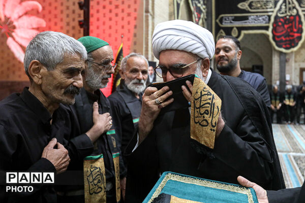 همایش پیرغلامان اهل بیت علیهم‌السلام در حرم مطهر رضوی