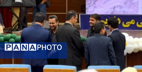 فریادهای همدلی و امید در بوشهر؛ دانش‌آموزان در تالار لیان یاد ۱۳ آبان را جاودانه کردند